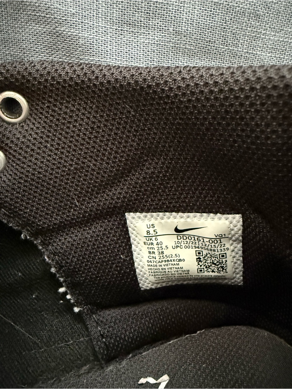 Nike Women’s High-Top Canvas Sneakers in Black and White - Picture 4 of 4